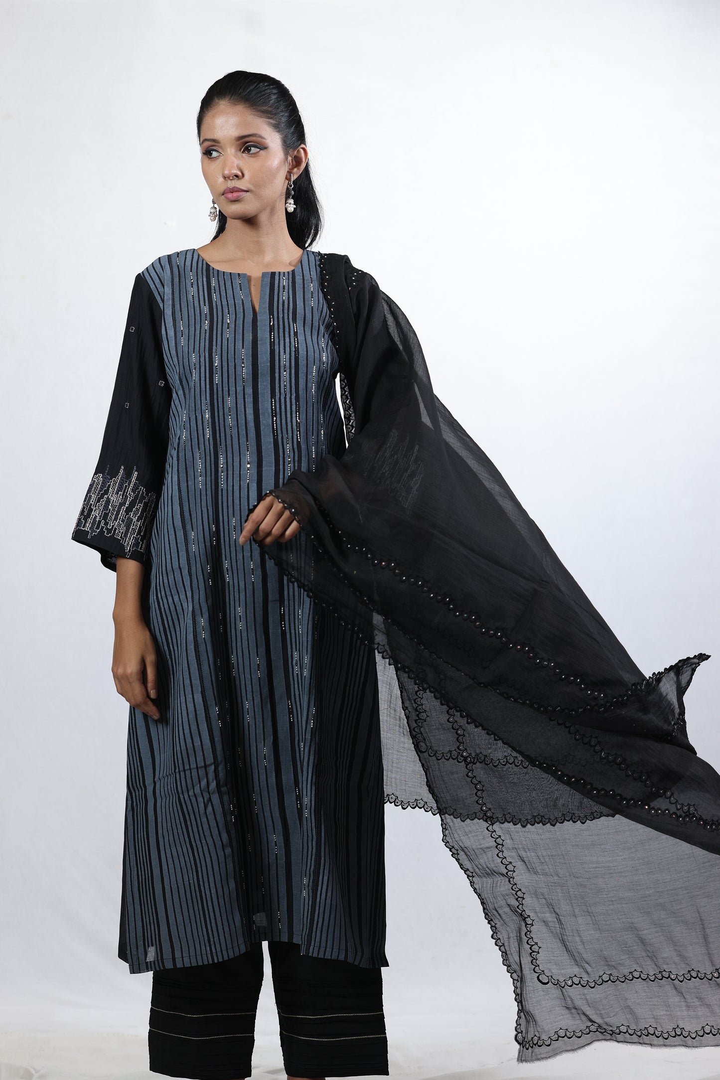 Scallop Dupatta - Black